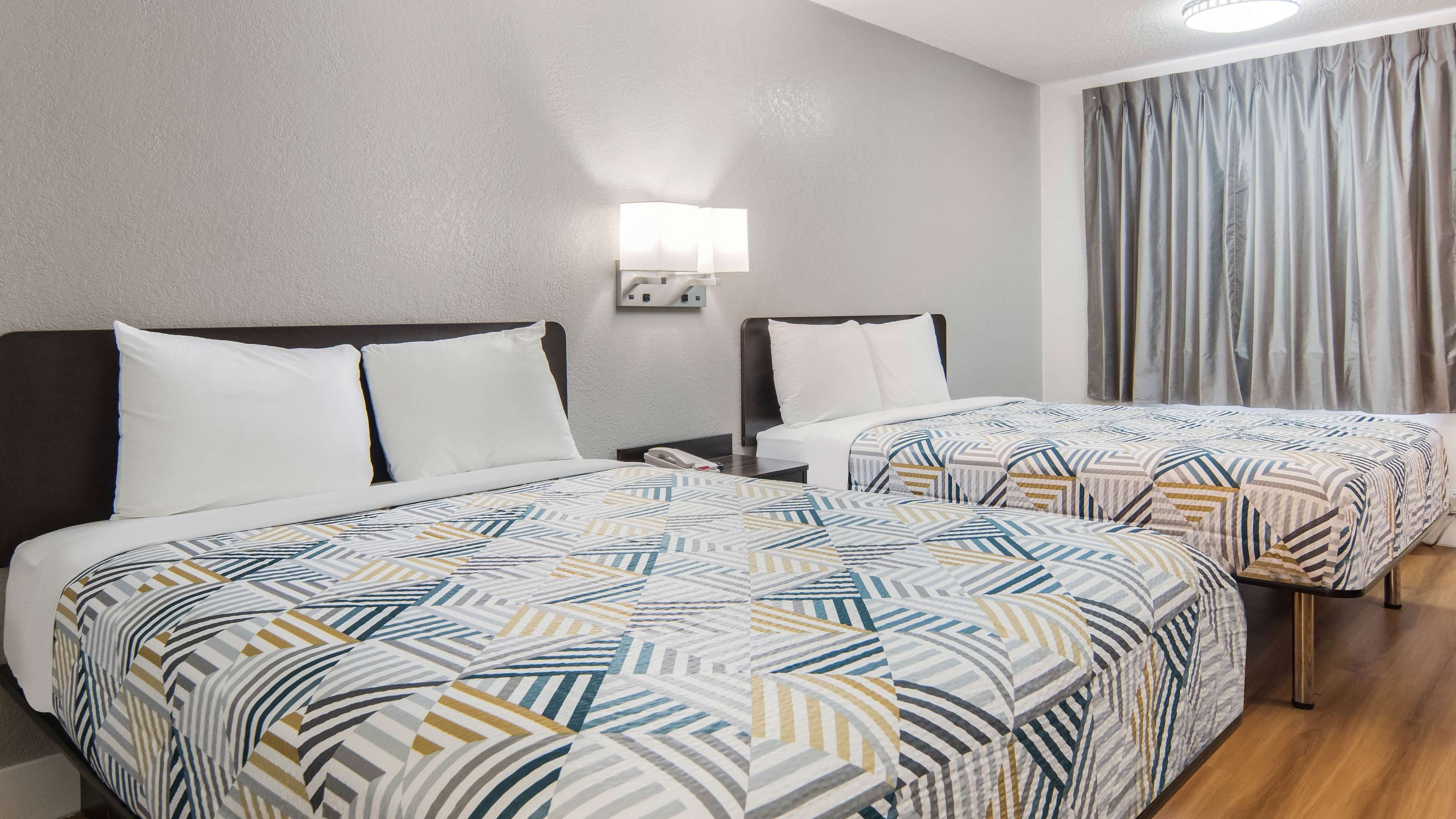 Berços grátis, Wi-Fi de cortesia, roupa de cama