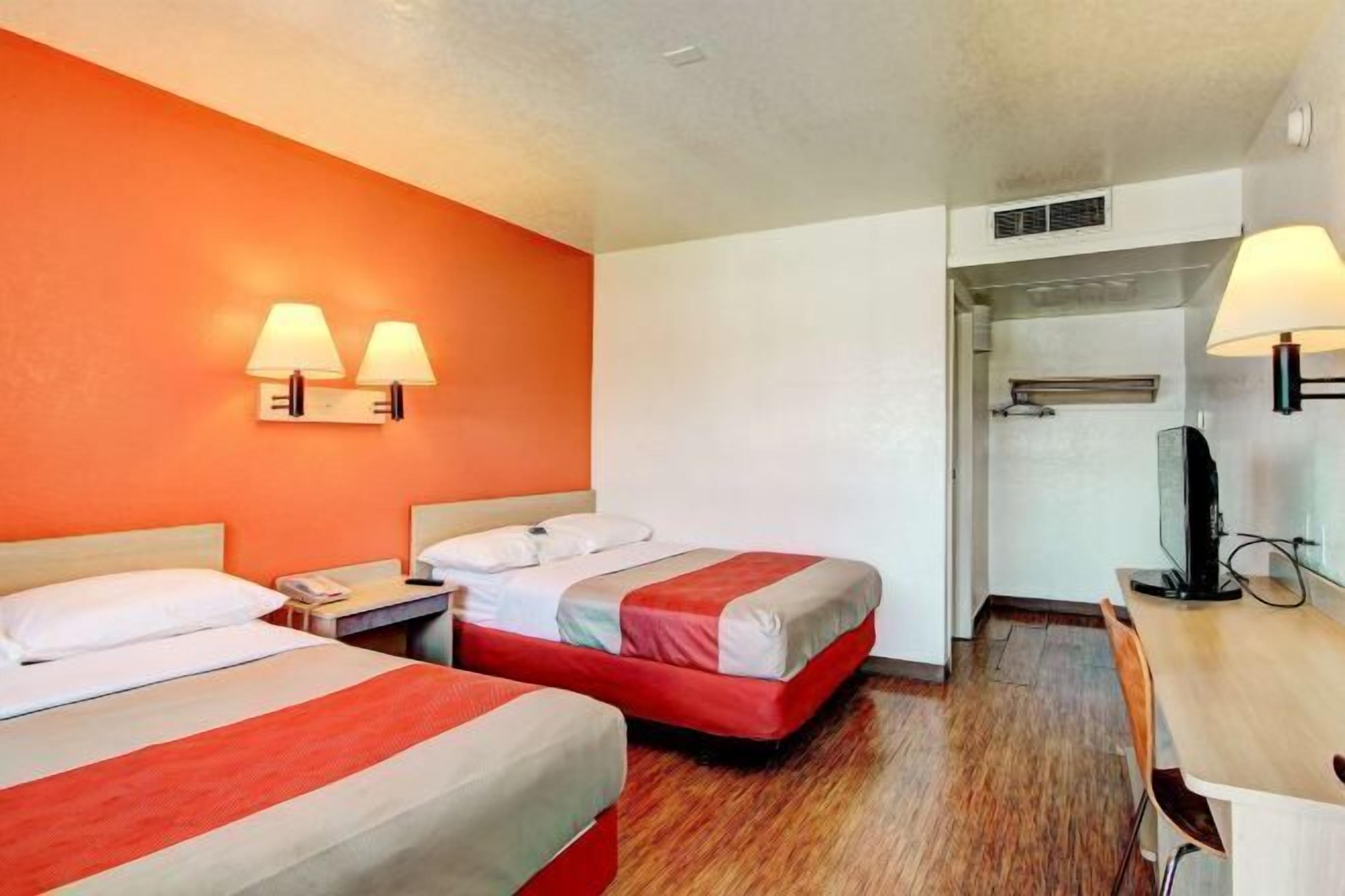 Skrivebord, wi-fi (inkludert) og sengetøy