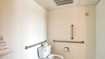 Deluxe kamer, 2 tweepersoonsbedden, niet-roken, koelkast | Badkamer | Een bad/douchecombinatie, handdoeken