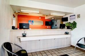 Lobby sitting area - Motel 6 Denver, CO - Airport (Denver)