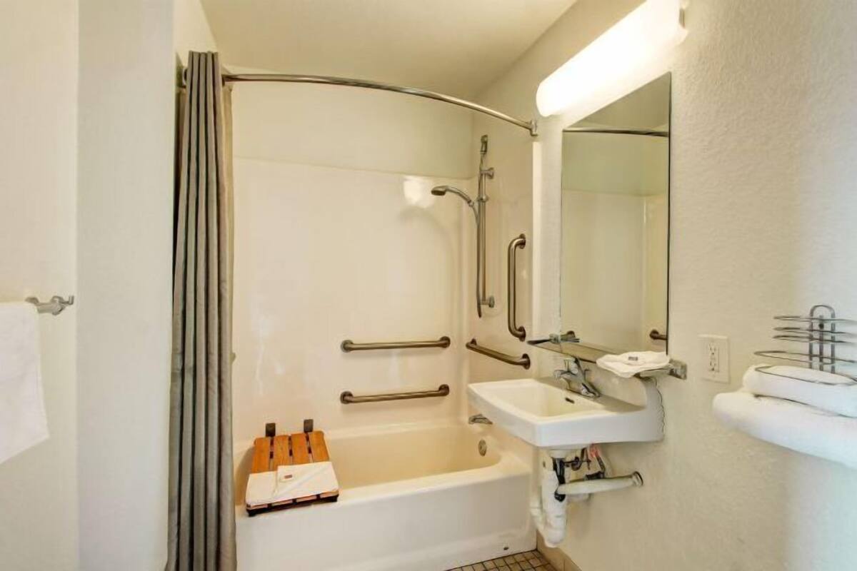 Combined shower/bathtub, towels