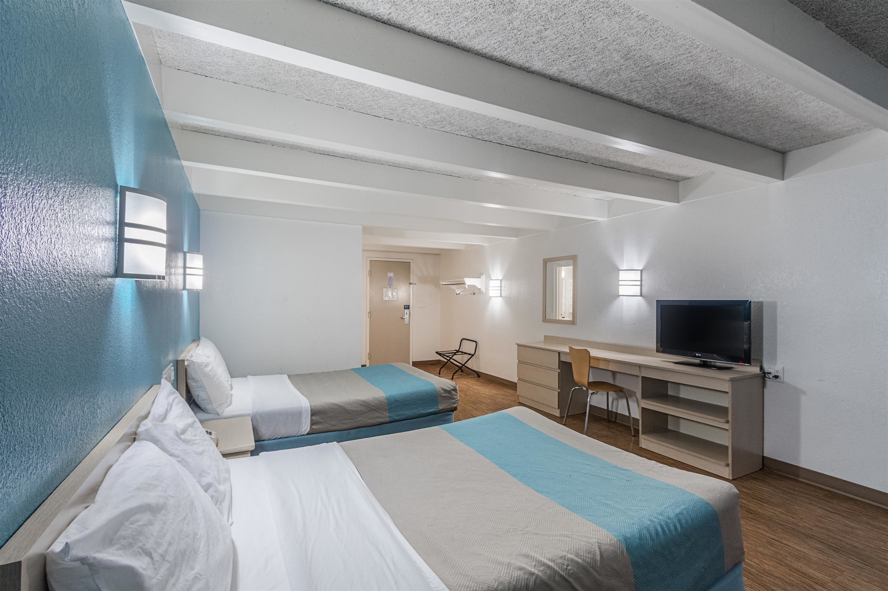 Minibar, free WiFi, bed sheets