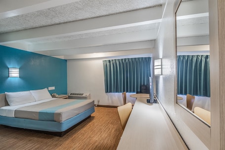 Minibar, free WiFi, bed sheets
