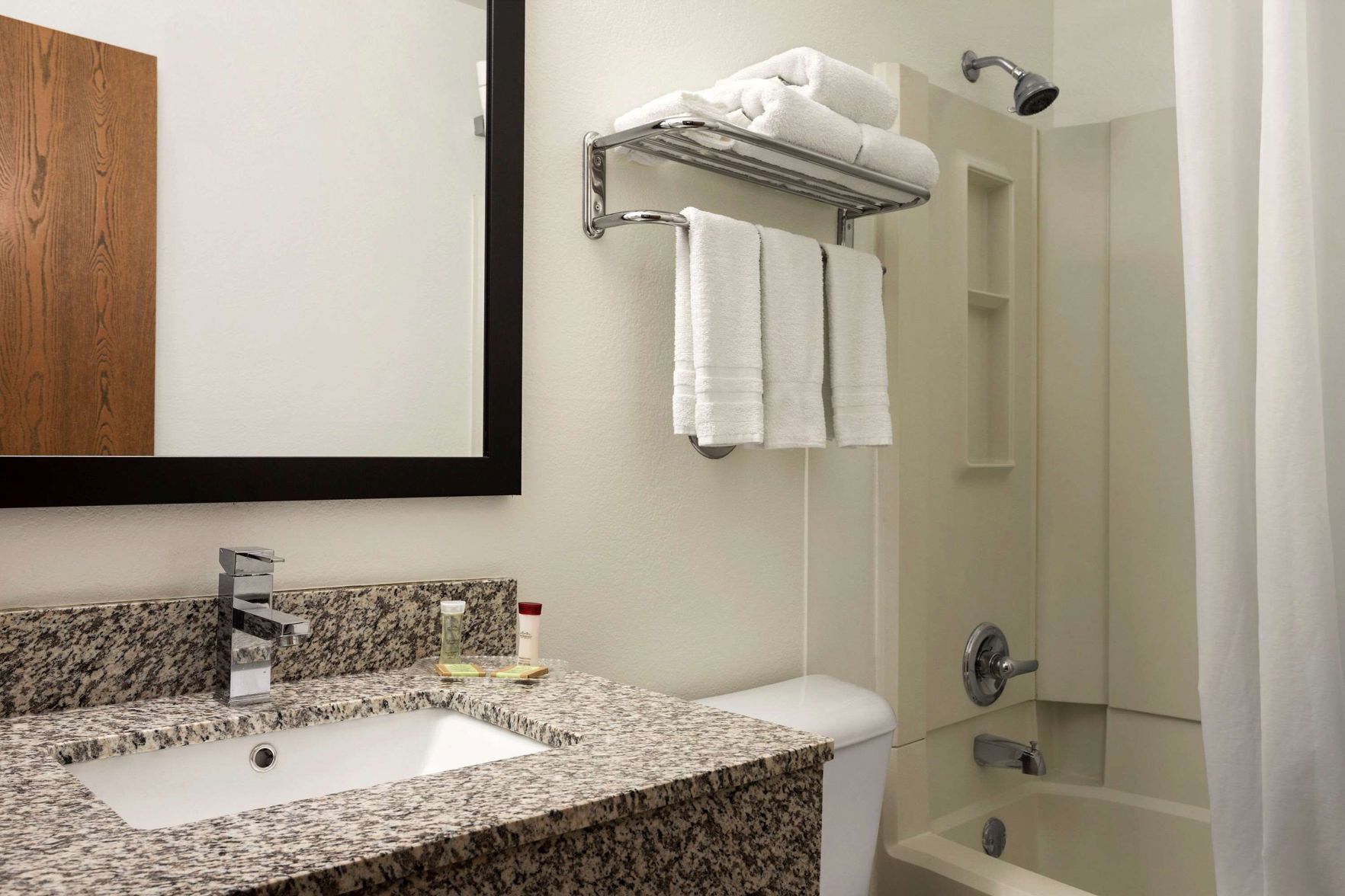 Baño | Tina con regadera, amenidades de baño gratuitas, secadora de cabello 