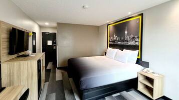 Escritorio, cortinas blackout y tabla de planchar con plancha