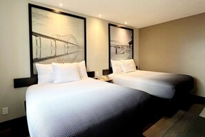 Kamer, 2 queensize bedden, niet-roken | Een bureau, verduisterende gordijnen, een strijkplank/strijkijzer