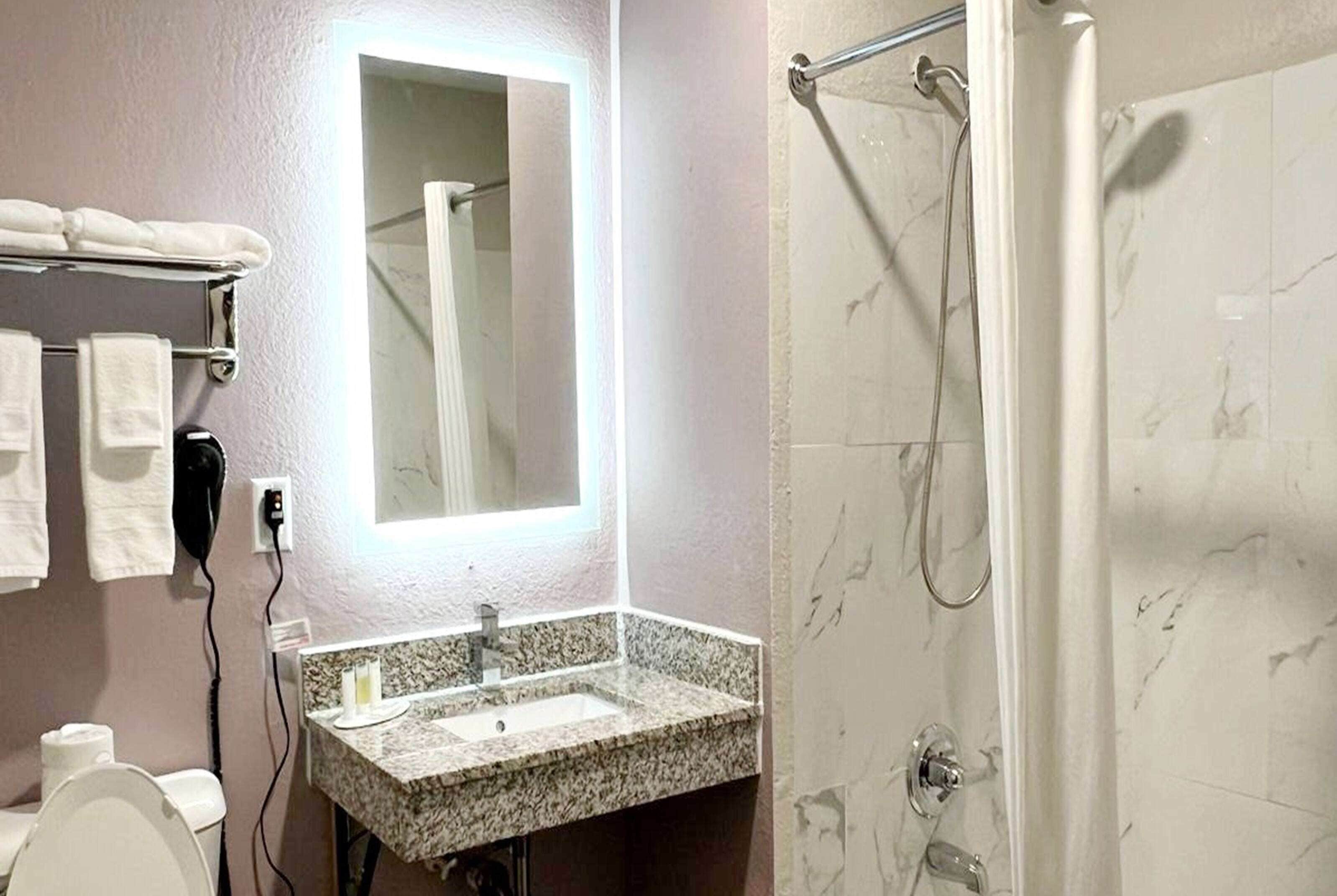 standard room, 1 queen bed, accessible, non smoking (mobility accessible) | bathroom | combined shower/bathtub, free toiletries, hair dryer, towels