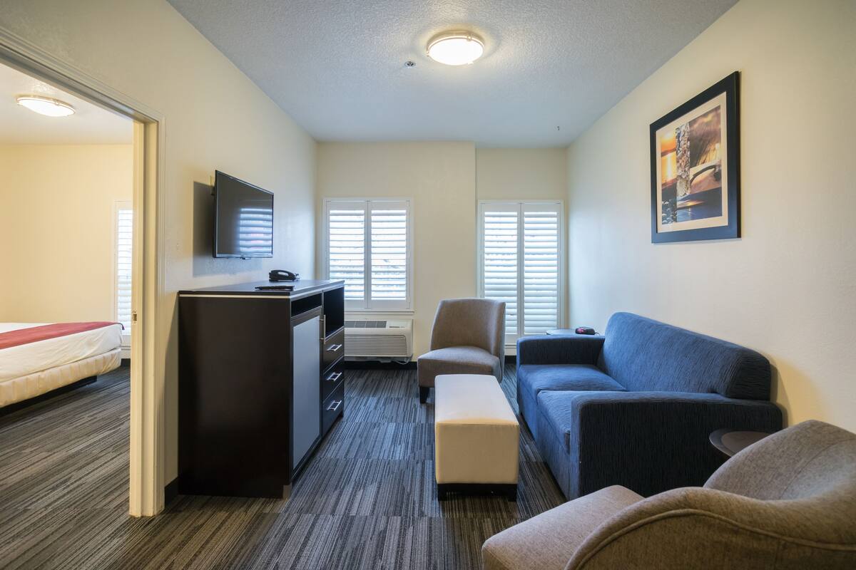 Suite, 1 King Bed | Living area
