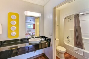 Combined shower/bathtub, towels