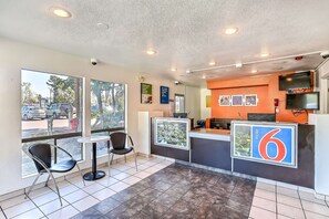 Reception - Motel 6 Oakland, CA - Embarcadero (Oakland)