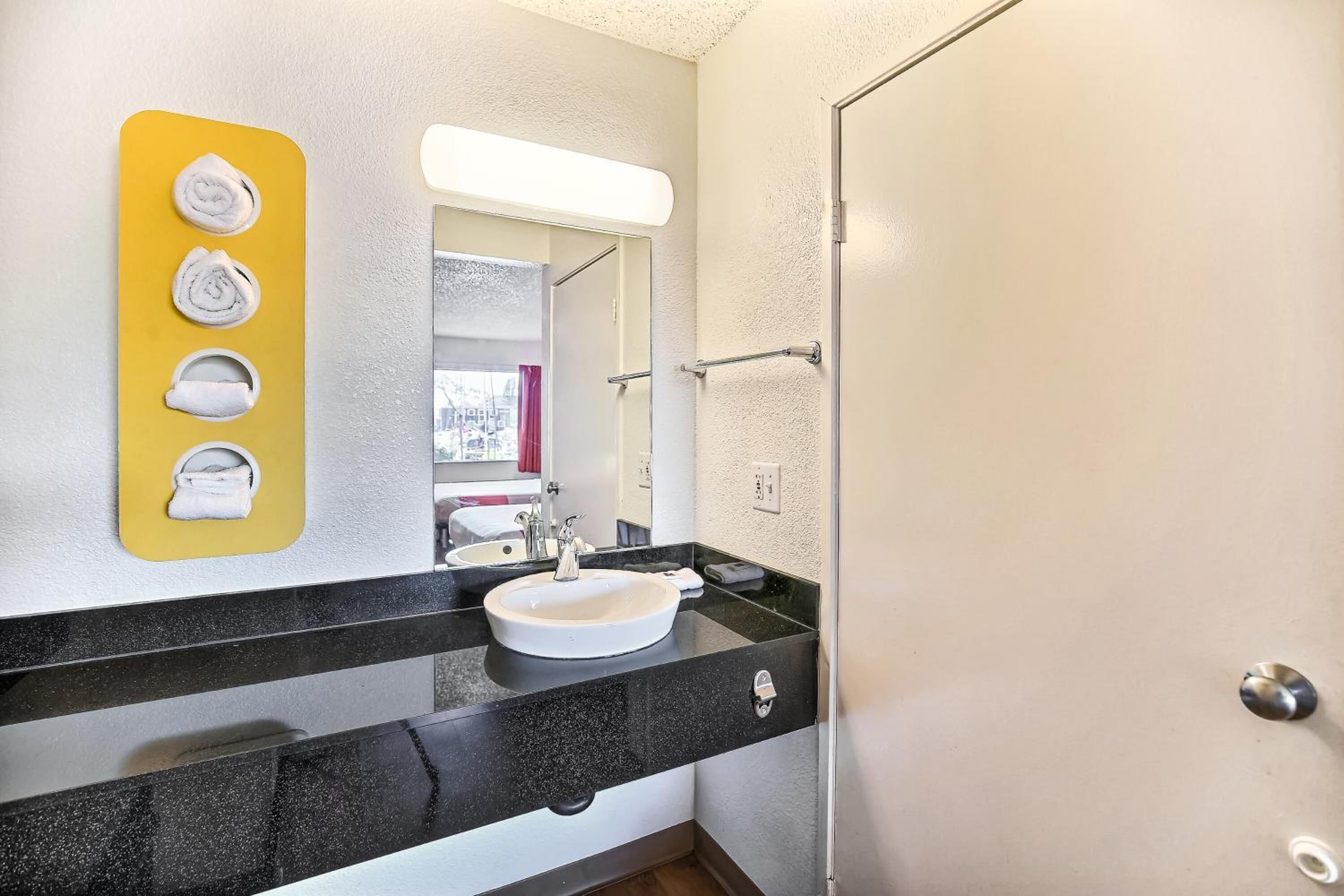 Photo - Motel 6 Oakland, CA - Embarcadero