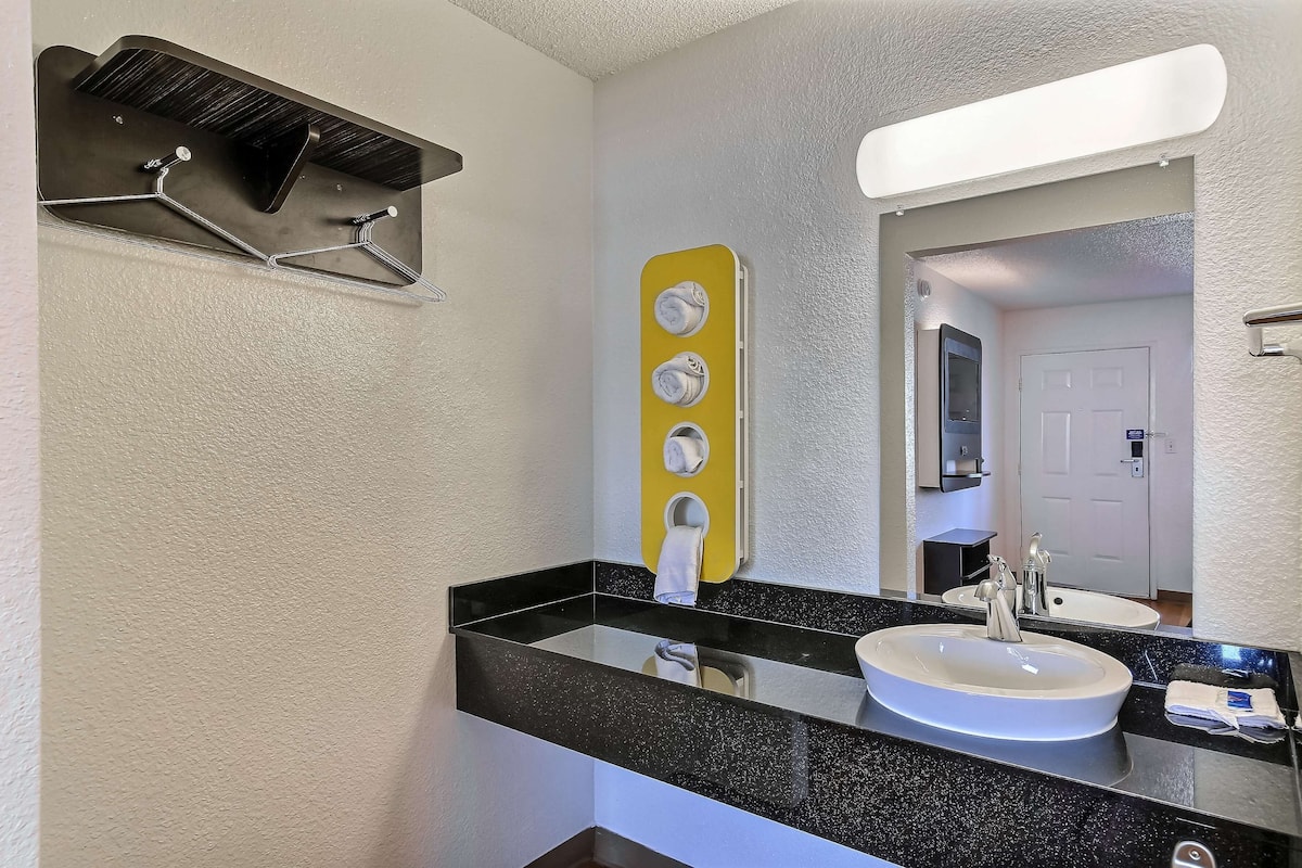 Combined shower/bathtub, towels