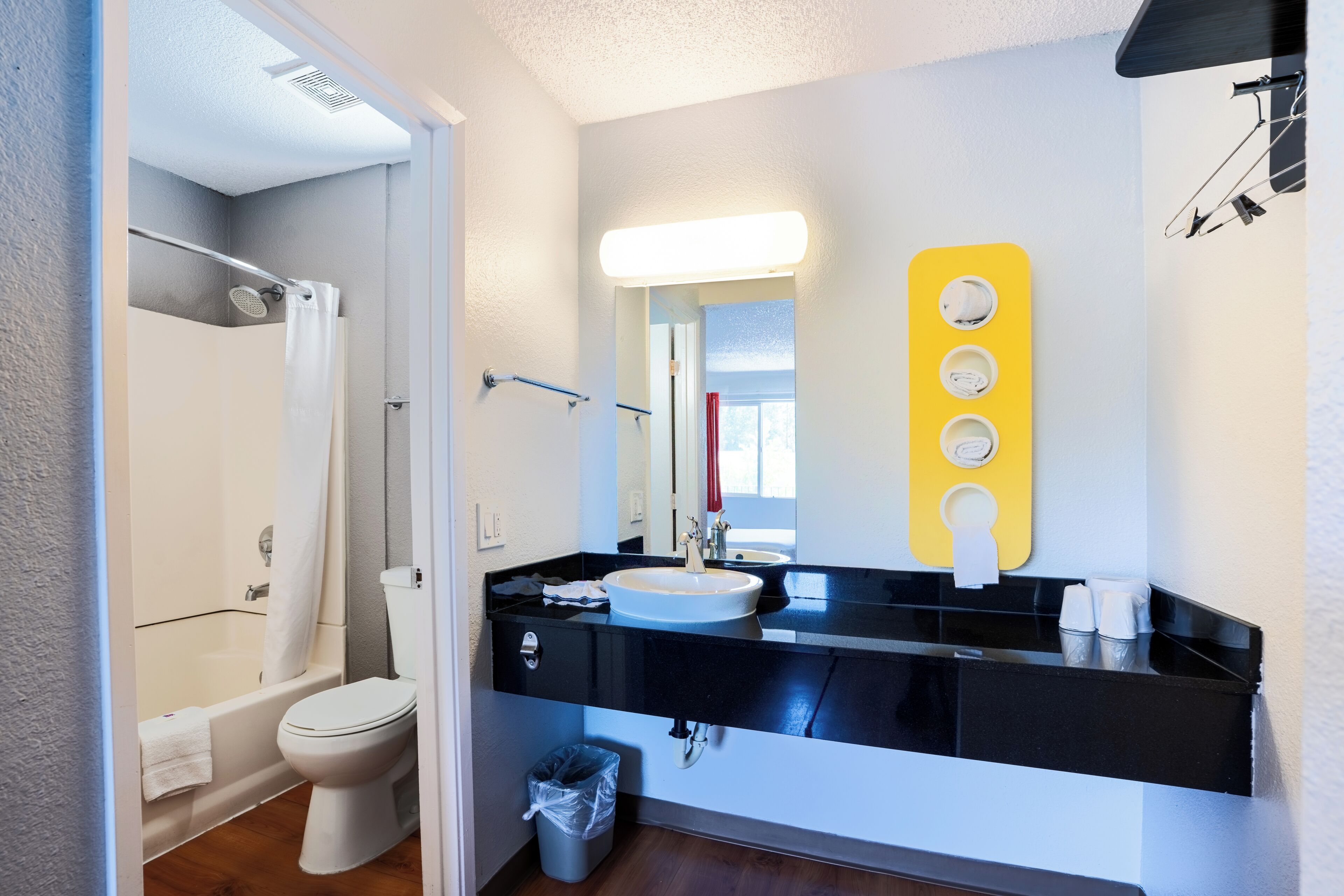 Combined shower/bathtub, towels