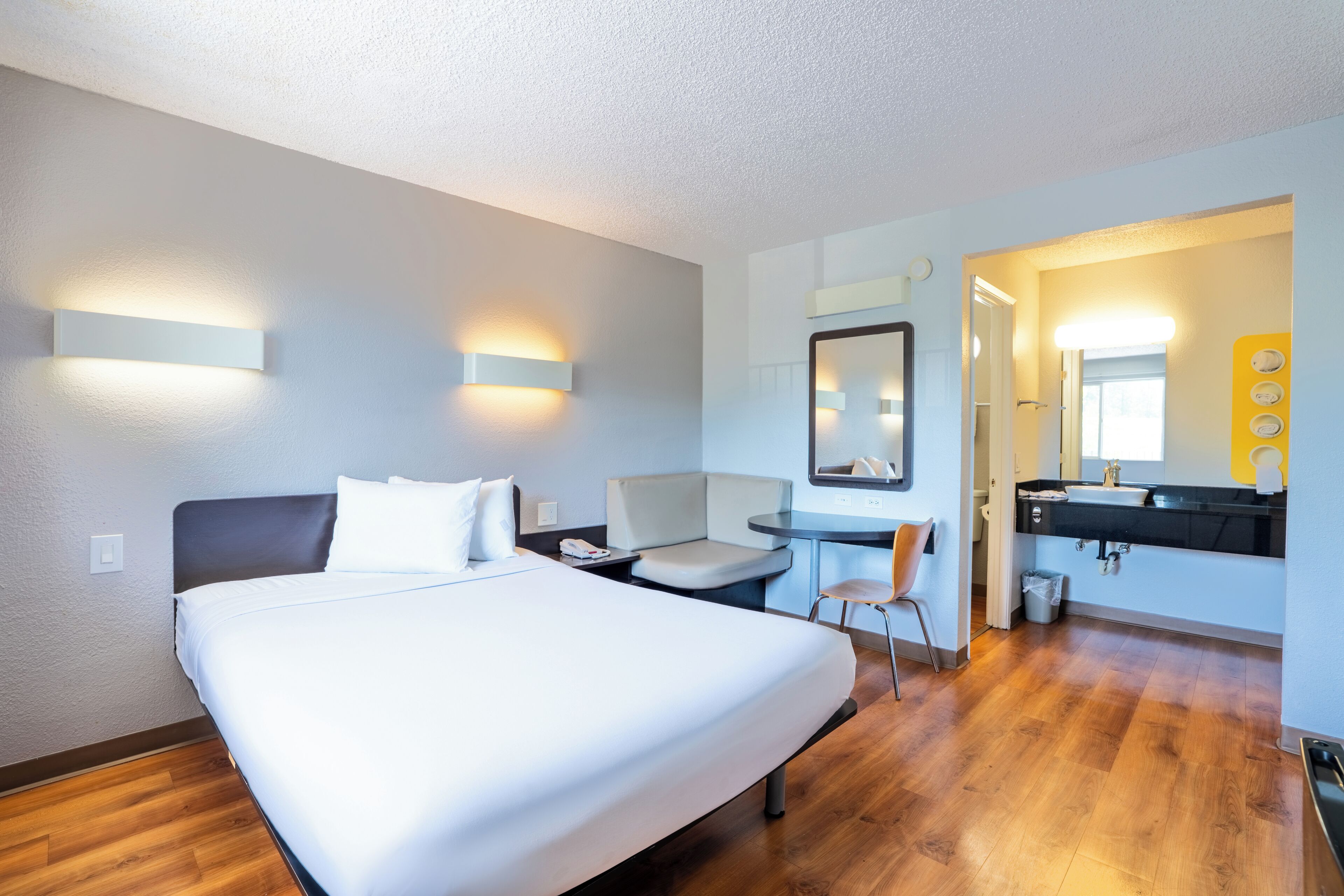 Standard Room, 1 Queen Bed, Non Smoking, Refrigerator