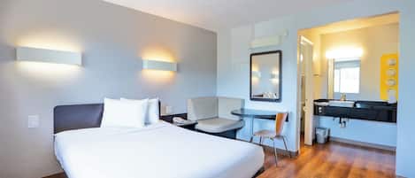 Standard Room, 1 Queen Bed, Non Smoking, Refrigerator