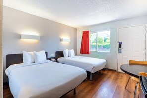 Quarto standard, 2 camas de casal, para não fumantes, geladeira | Wi-Fi de cortesia, roupa de cama