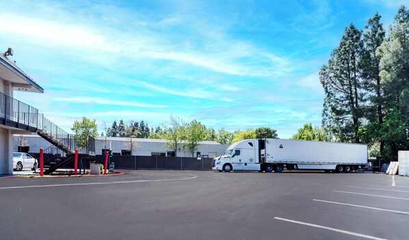 Free self parking - Motel 6 Pleasanton, CA (Pleasanton)