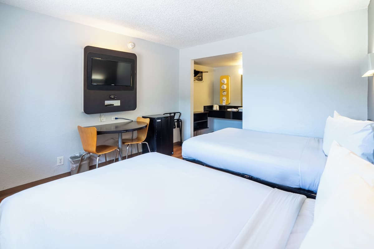 Quarto standard, 2 camas de casal, para não fumantes, geladeira | Wi-Fi de cortesia, roupa de cama