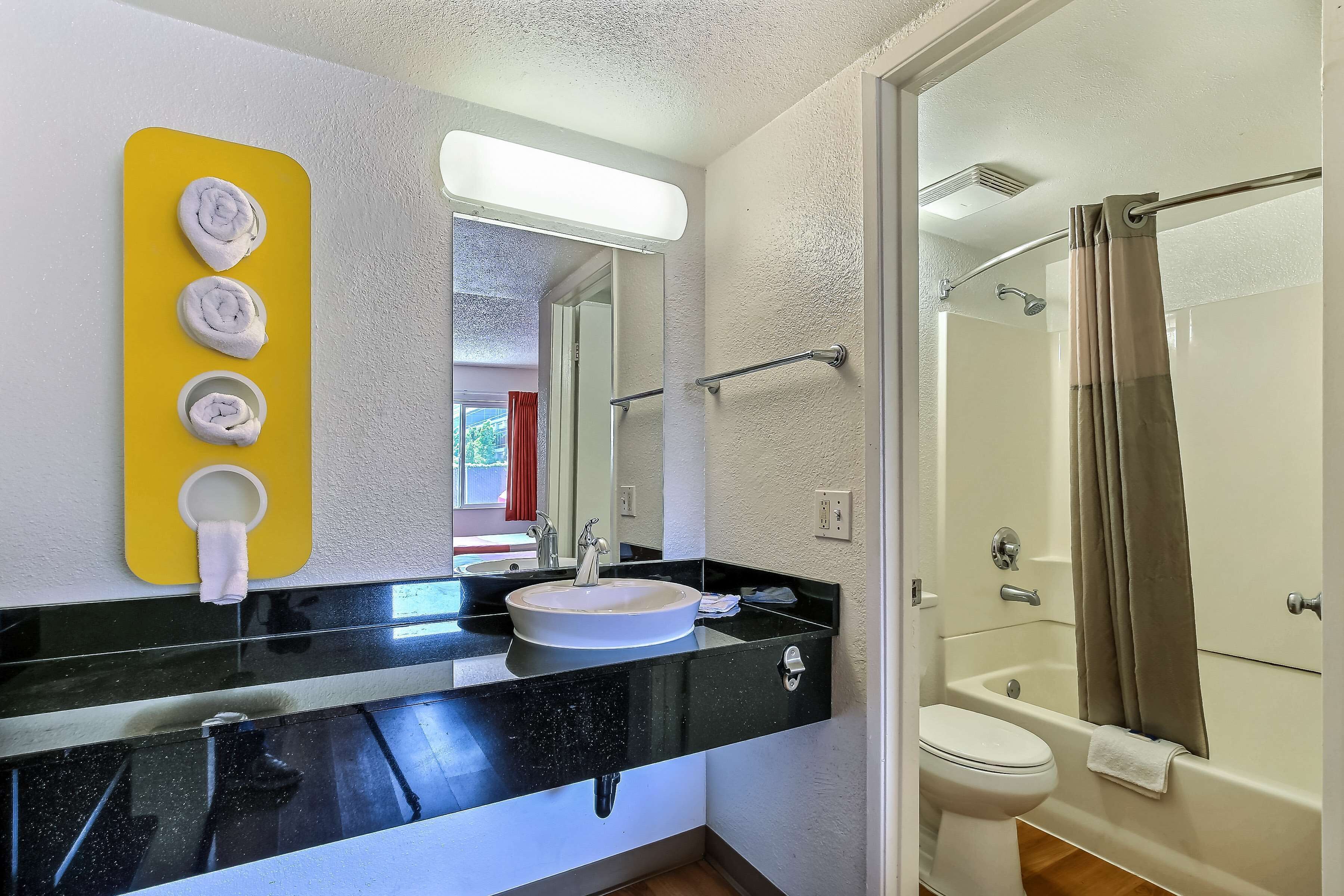 Combined shower/bathtub, towels
