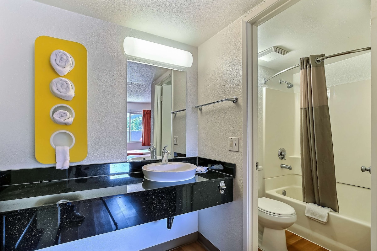 Combined shower/tub, towels