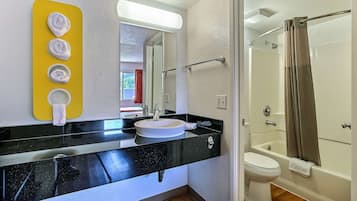 Combined shower/bathtub, towels