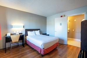 Quarto standard, 1 cama de casal, acessível, para não fumantes | Área de estar | TV LCD 32 polegadas com canais a cabo, TV