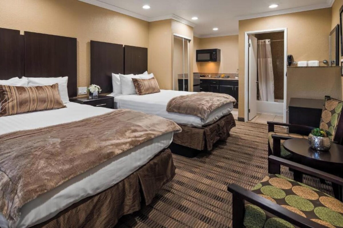 Premium bedding, in-room safe, desk, laptop workspace