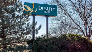 Un letrero para Quality Inn con un logotipo y texto.