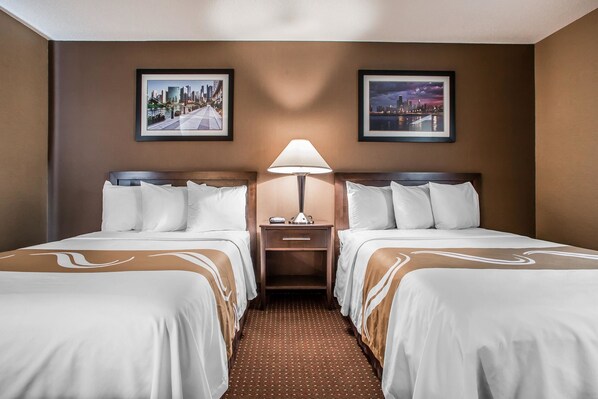 Premium bedding, desk, iron/ironing board, free cots/infant beds - Quality Inn Elgin I-90 (Elgin)