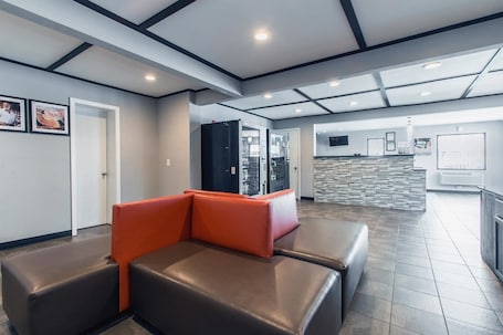 Sala de estar en el lobby. Motel 6 Norcross, GA - Atlanta Northeast