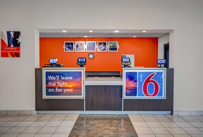 Lobby - Motel 6 Tallahassee, FL - Downtown (Tallahassee)