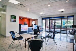 Lobby - Motel 6 Tallahassee, FL - Downtown (Tallahassee)