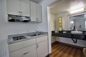 Deluxe Room, 1 Queen Bed, Accessible, Non Smoking | Private kitchen