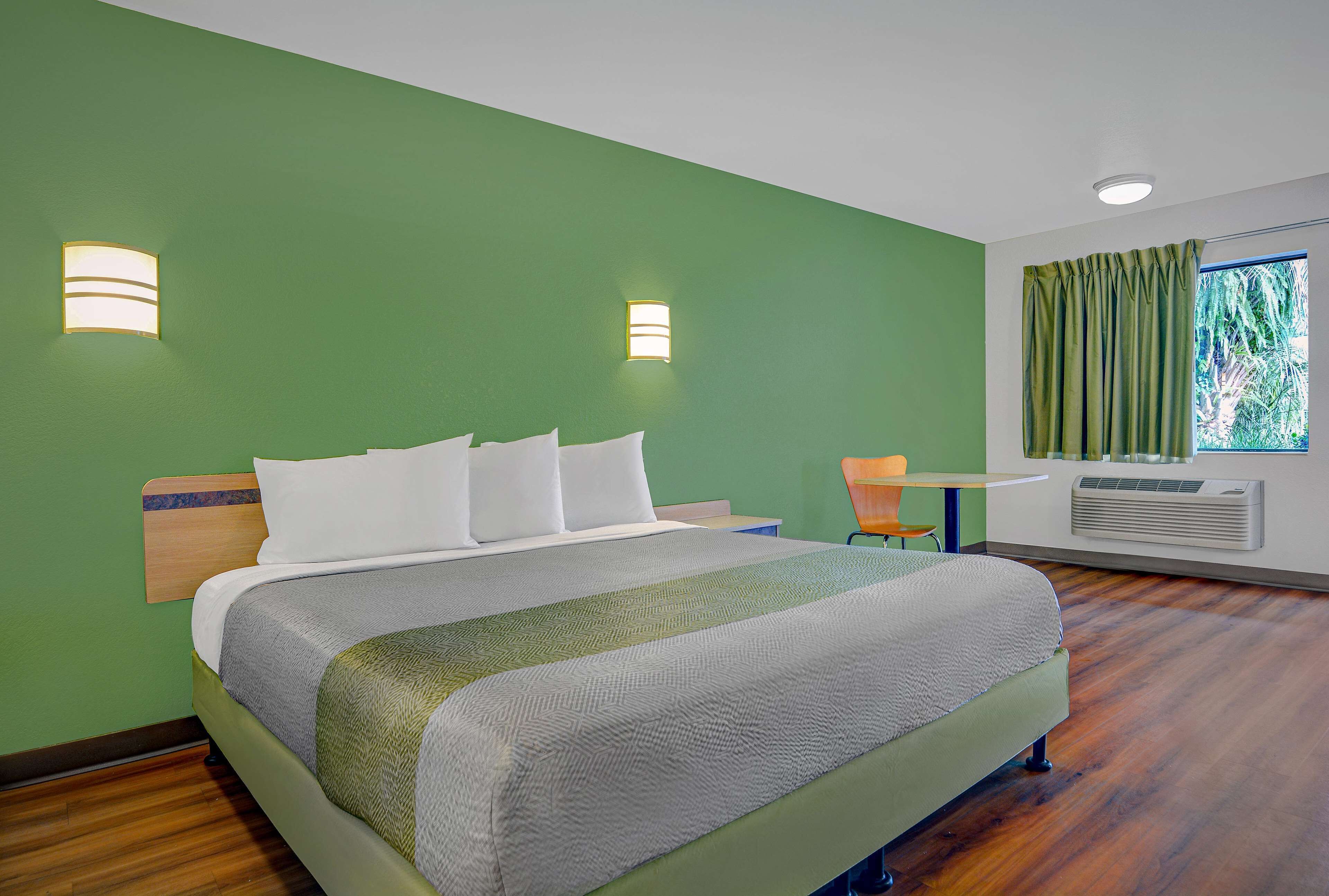 WiFi (free), bed sheets
