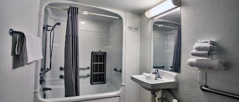 Combined shower/bathtub, towels
