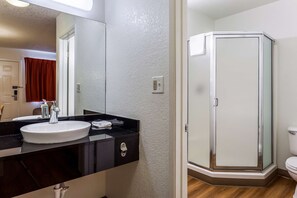 Shower, towels - Motel 6 Sacramento, CA - Downtown (Sacramento)
