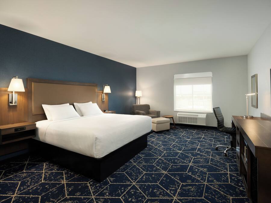 Colchones con pillow-top y caja de seguridad en la habitación