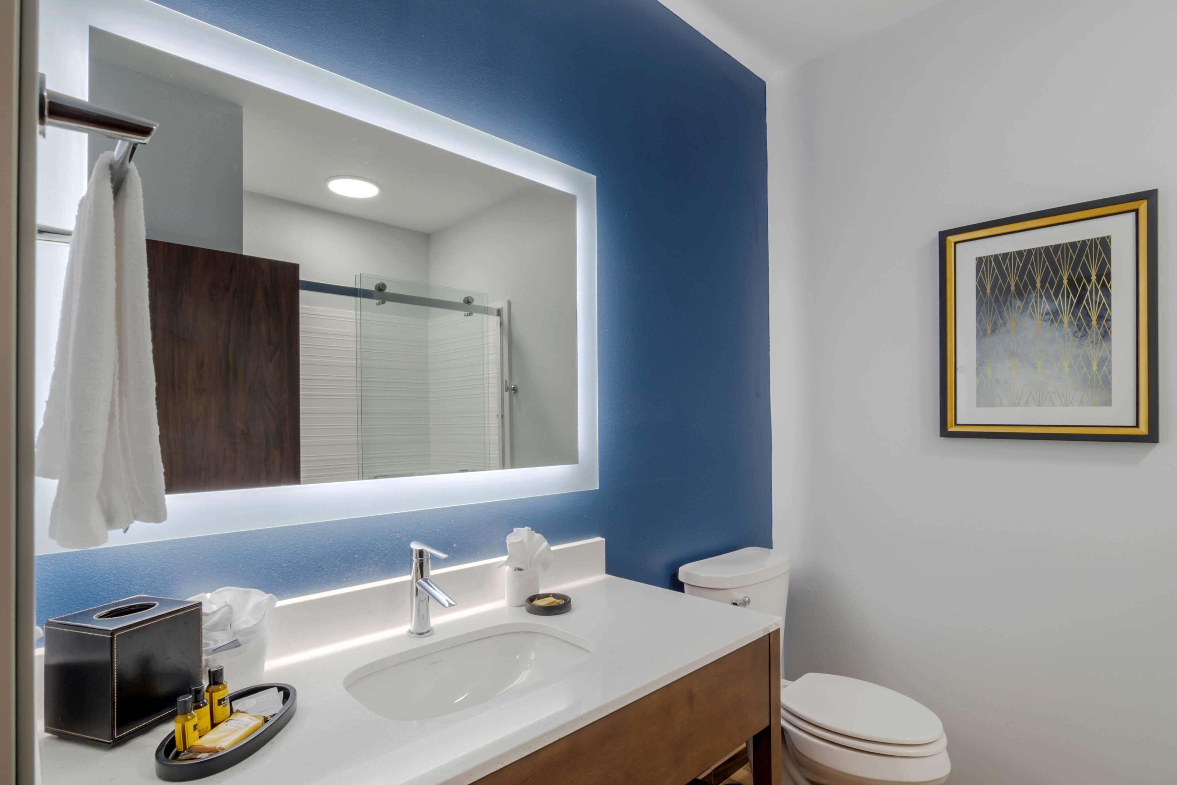 rainfall showerhead, free toiletries, hair dryer, towels