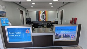 Lobby - Motel 6 Nashua, NH - North (Nashua)
