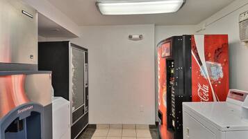 Combined shower/tub, towels