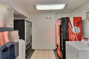 Combined shower/tub, towels