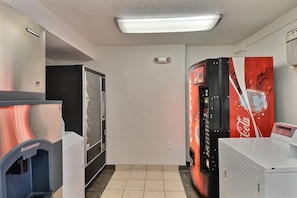 Combined shower/tub, towels