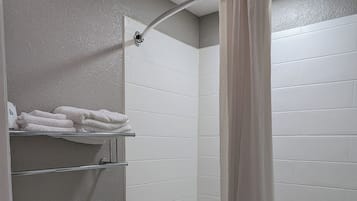 Combined shower/tub, towels