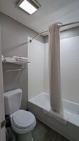 Combined shower/tub, towels