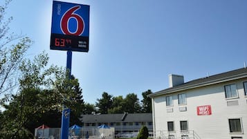 Motellin kyltissä ilmoitetaan hinnaksi 63,99 dollaria yöltä, ja rakennuksessa on myös kyltti, jossa lukee: ”WiFi saatavilla”.