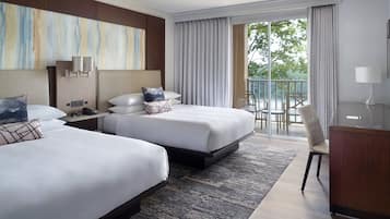 Suite, varias camas, vista al lago | Sábanas de algodón egipcio, ropa de cama de alta calidad y escritorio