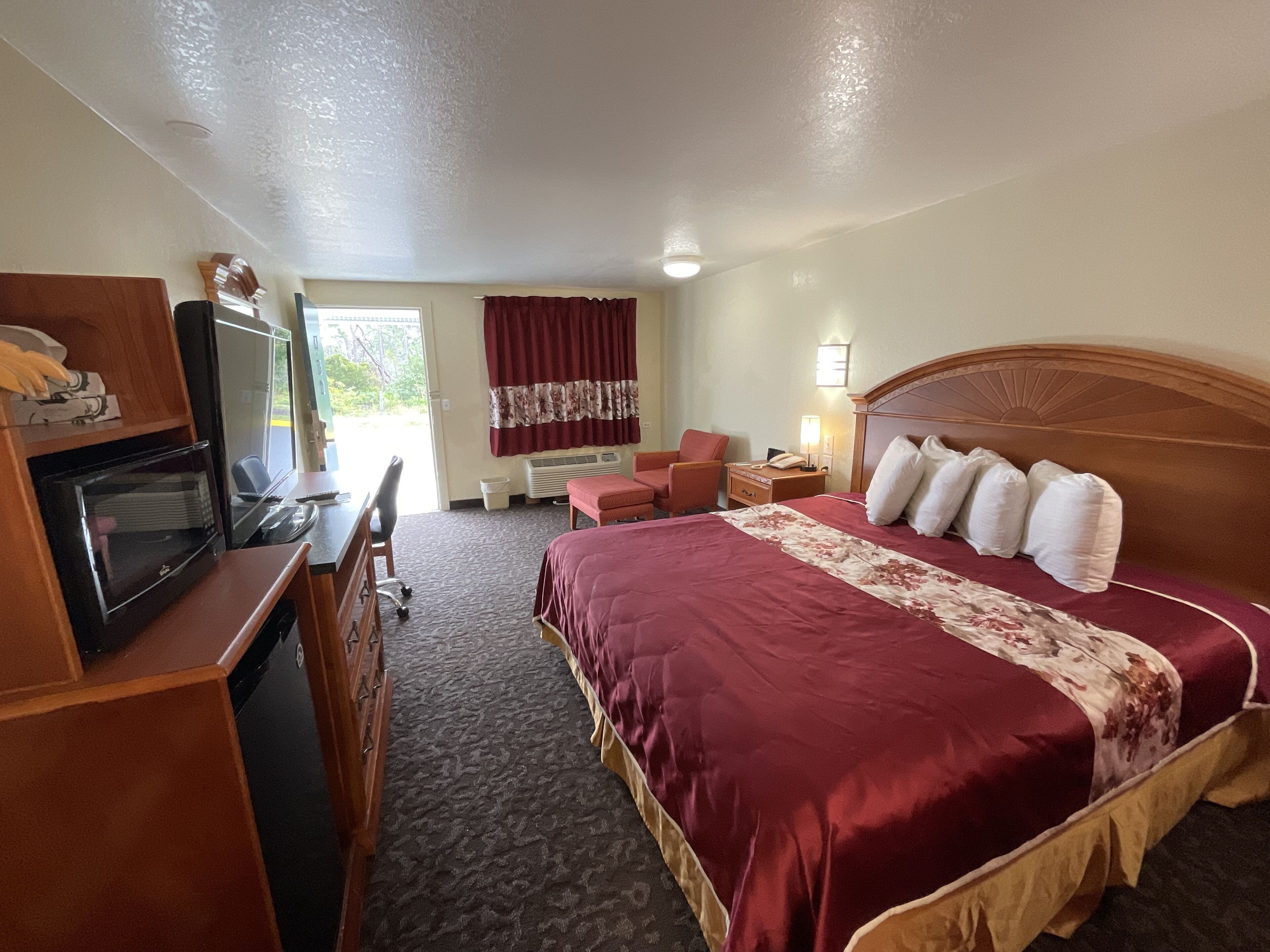 Room, 1 King Bed | Desk, free WiFi, bed sheets