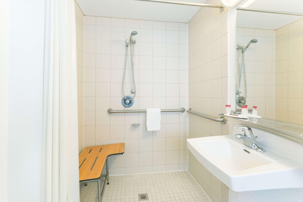 Bathroom | Bathtub, free toiletries, towels