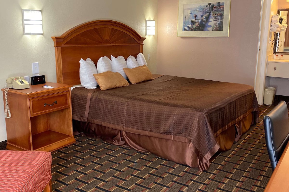 Desk, free WiFi, bed sheets