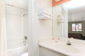Bathtub, free toiletries, towels